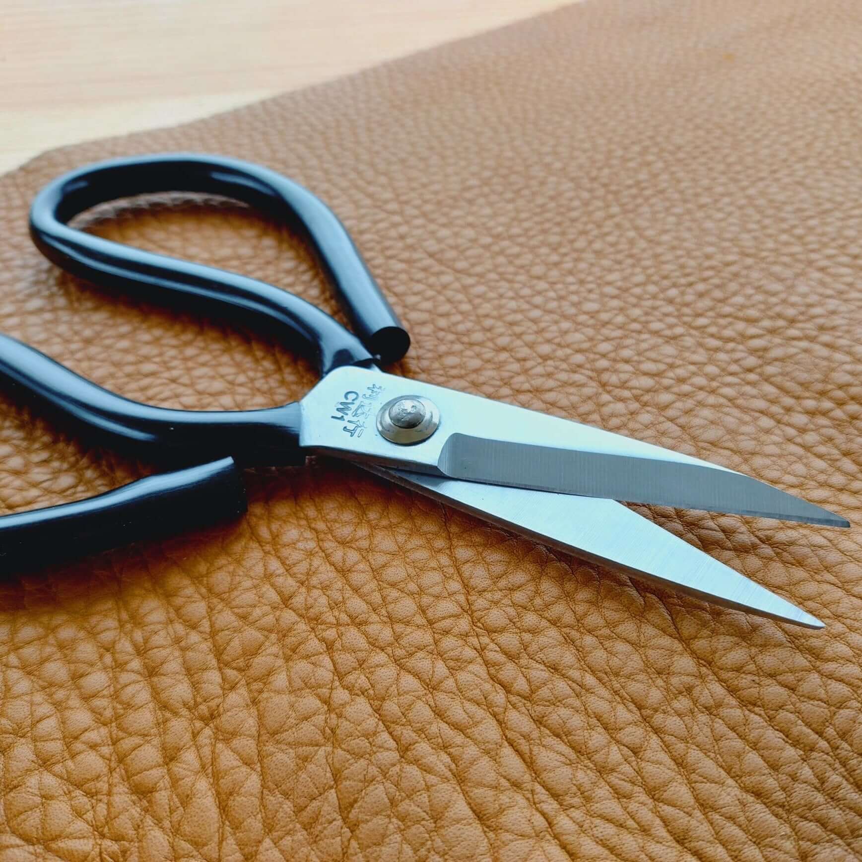 Ciseaux pour découper le cuir
