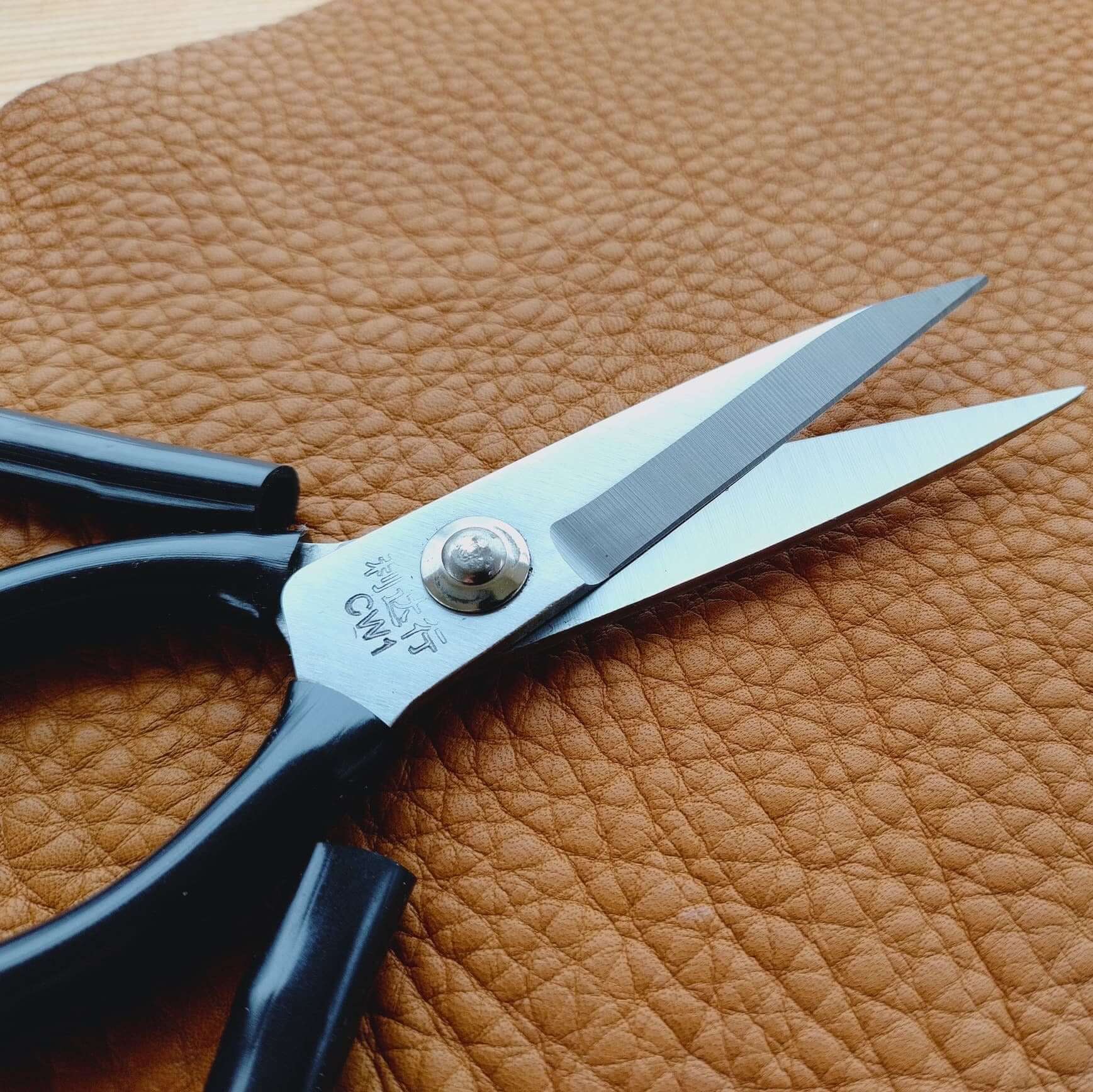 Ciseaux pour cuir