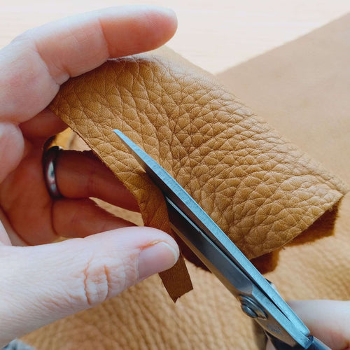 découpe de cuir au ciseaux