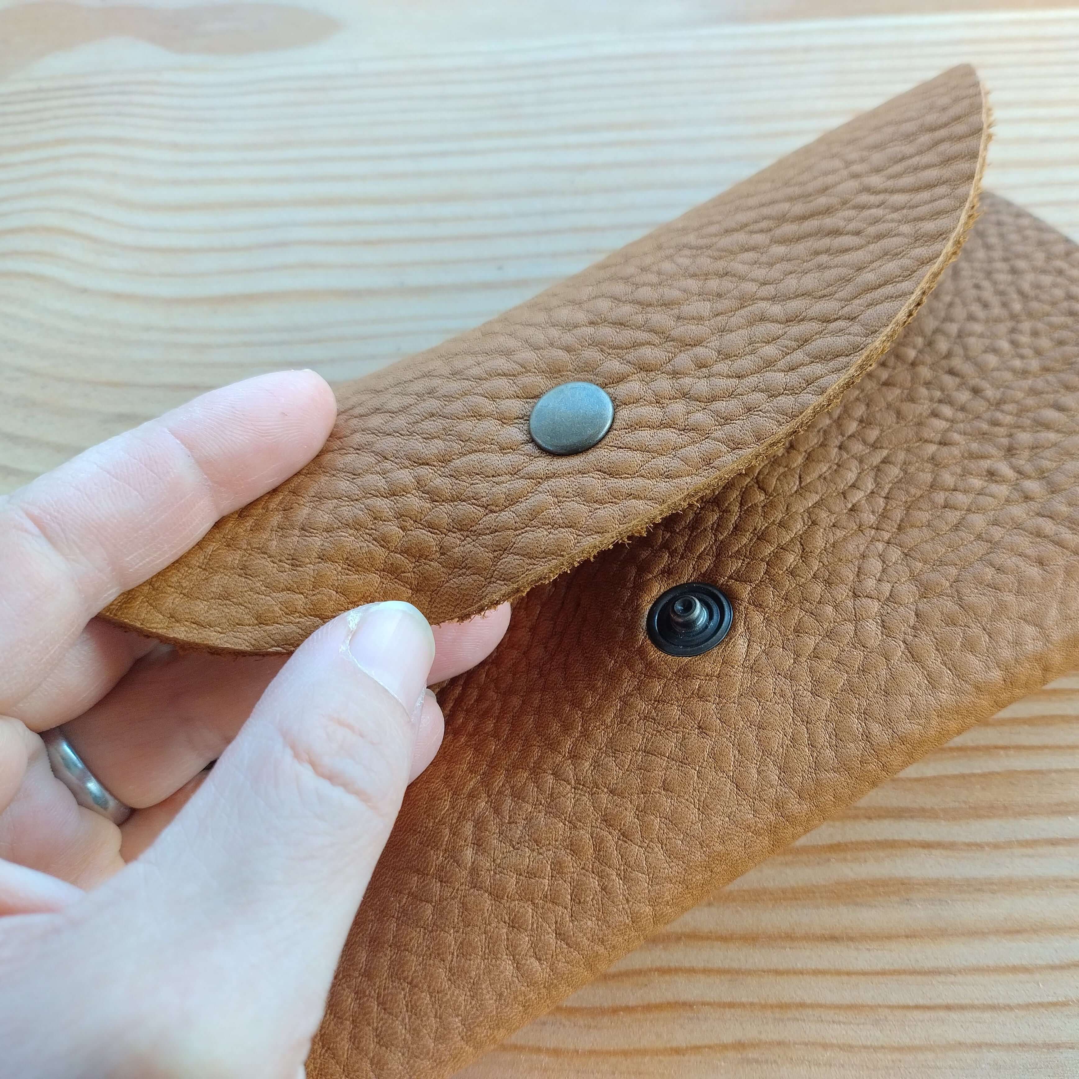 Blague à tabac fait en cuir