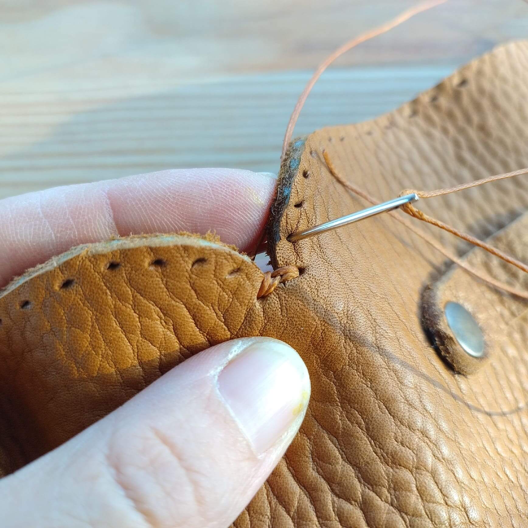 couture à la main d'une blague à tabac