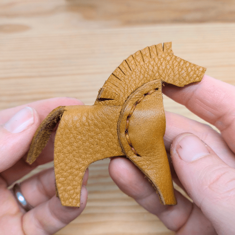 Tuto porte-clé cheval : porte-clé en cuir en forme de cheval tenu dans les mains.