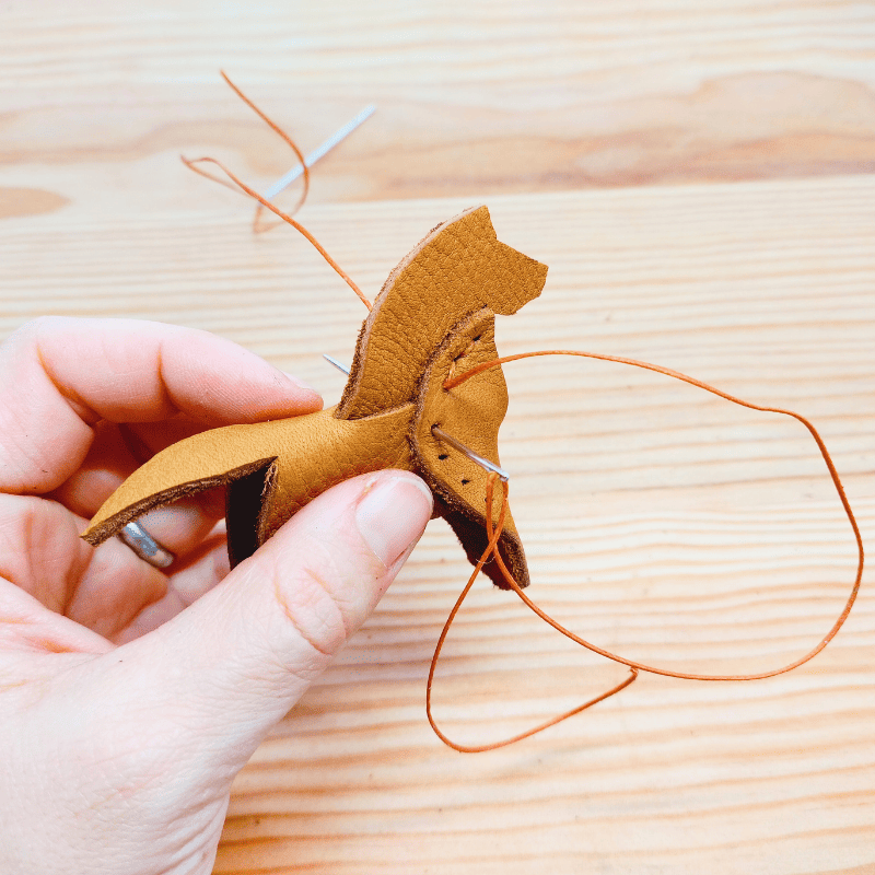 Tuto porte-clé cheval : réalisation d'un porte-clé en cuir en forme de cheval avec fil et aiguille.