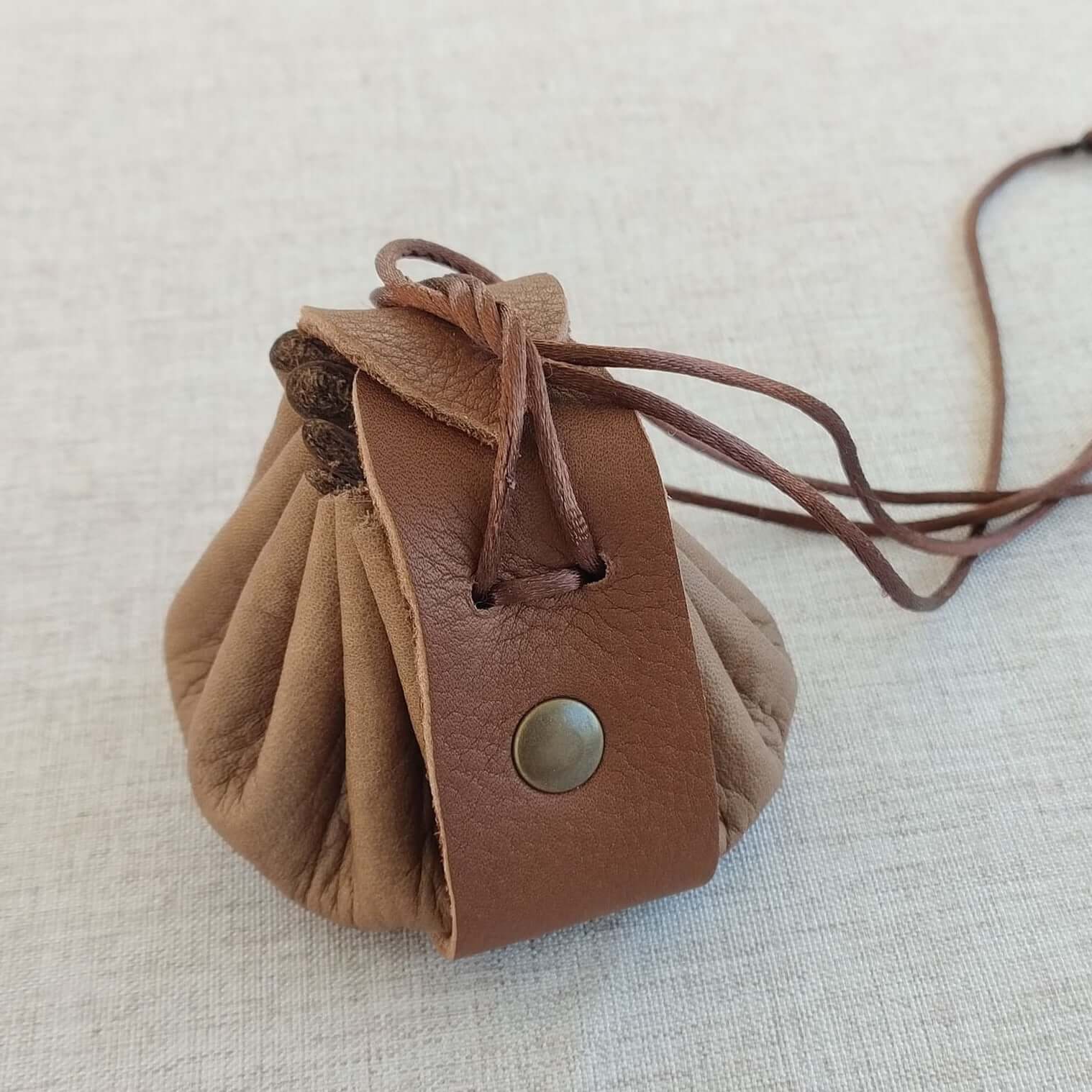 kit pour petite bourse ronde en cuir avec des rivets