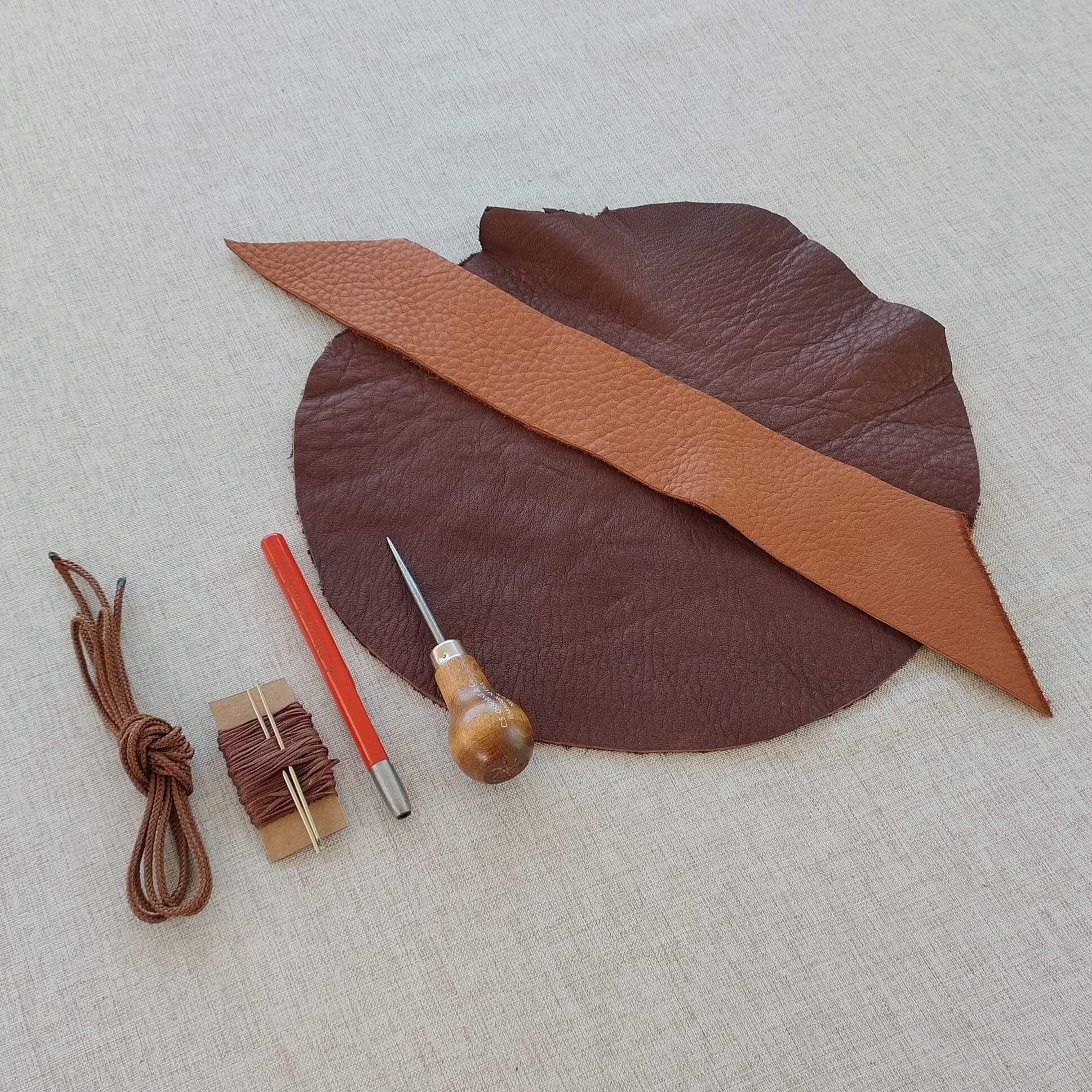 Kit outils et cuir pour fabriquer une bourse en cuir