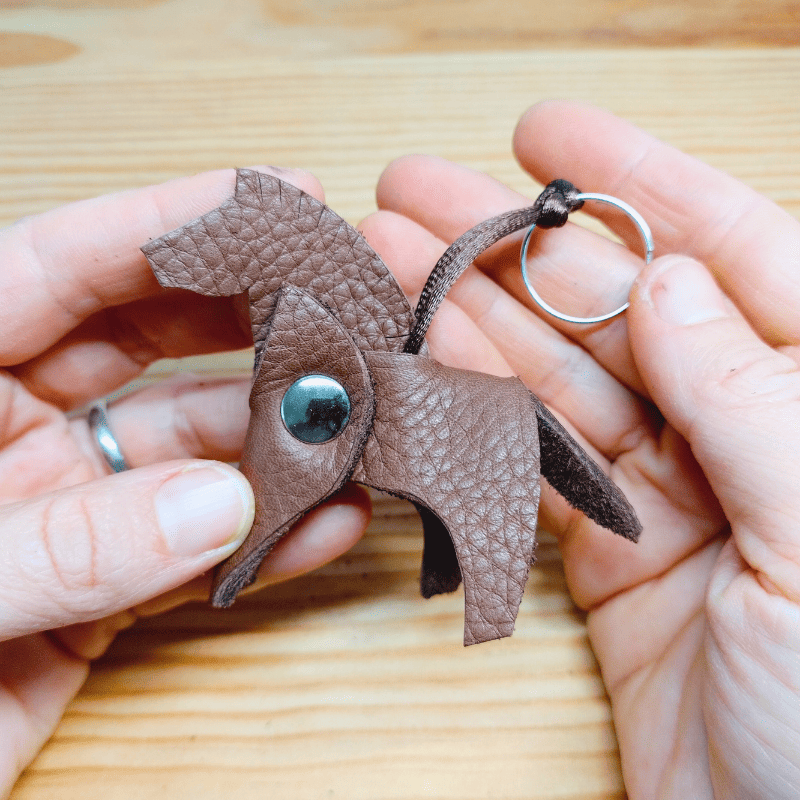 Tuto porte-clé cheval : porte-clé en cuir en forme de cheval avec rivet, fait à la main.